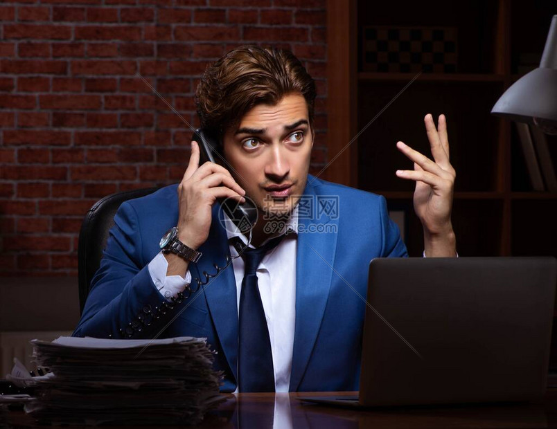晚上在办公室上班的年轻生意人高清图片下载-正版图片504468533-摄图网