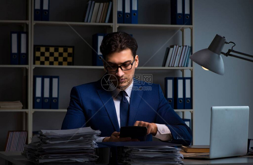 商人深夜在办公室加班工作以高清图片下载-正版图片504468561-摄图网