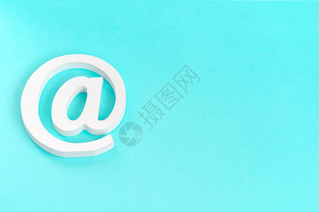 蓝色背景上的电子邮件符号互联网概念联系我们和图片