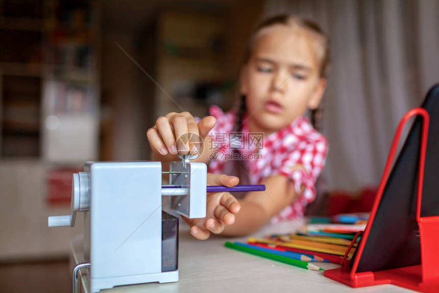 可爱的女学生一边削彩色铅笔高清图片下载-正版图片504474863-摄图网