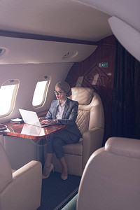 商务旅行期间在飞机上用笔记本电脑工作的专业商背景