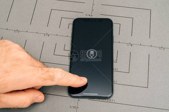 男手触摸选择新苹果iPhonex10智能手机后拆箱和测试通过安装优步吃图片