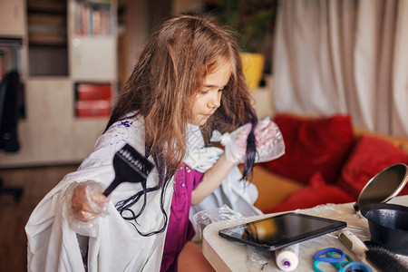 在家美容院第一次染发体验少女的力量可爱的女孩自己染发渐变效果背景图片