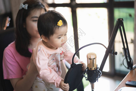 女音乐家及其女儿在音乐家庭工图片