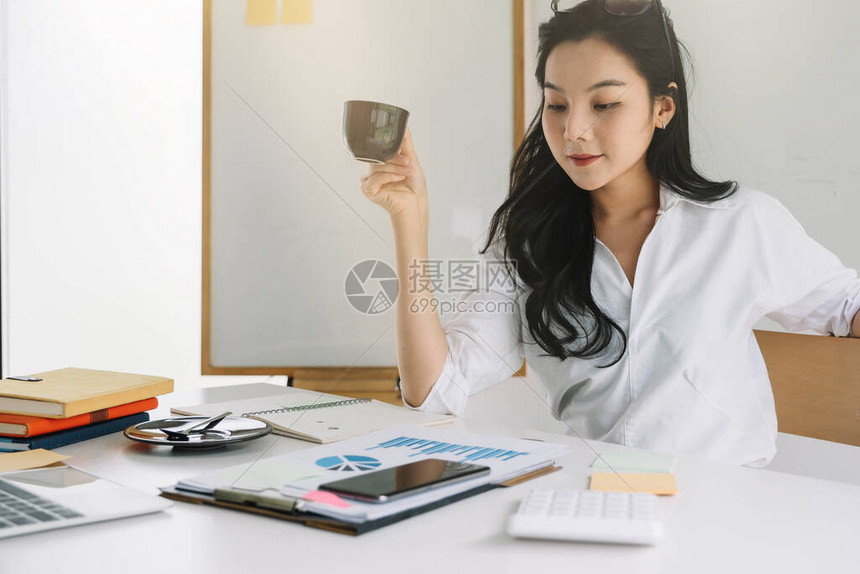 年轻的亚洲企业家思考在工作场所做出重要决定集中认真的上班族千禧一代高清图片下载-正版图片504476129-摄图网
