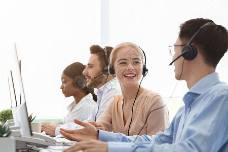 呼叫中心和客户服务理念技术支持操作员在工作图片