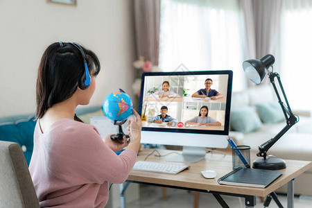 亚洲女教师通过视频会议电子和快乐的小学生看地球在家上学和远程在线教育和互图片