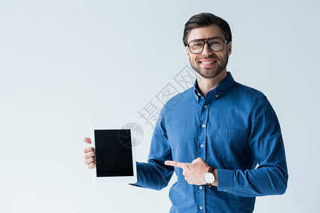 英俊的年轻人指着空白平板电脑屏幕图片