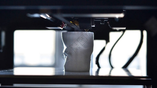 由3D打印机打印的物体自动三维3D打印机在实验室中进行塑料建模渐进式现代添加剂技图片