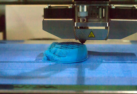 由3D打印机打印的物体自动三维3D打印机在实验室中进行塑料建模渐进式现代添加剂技背景图片