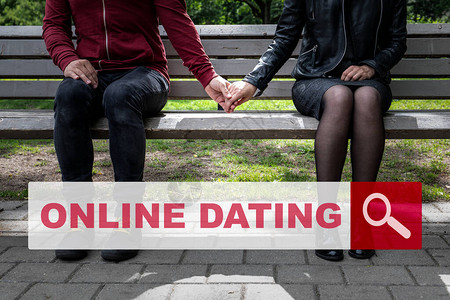 在线约会关系爱情感情和家庭观念女人和男人坐在背景图片