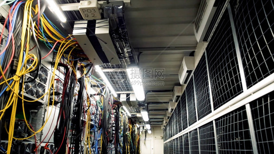带数据中心和电缆的内部房间影视素材带有数据中心电缆和太阳能电池板的房间图片