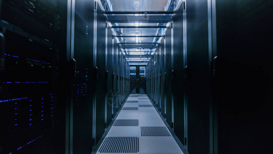 两排完全可操作的服务器机架之间的数据中心现代电信云计算人工智能数据库超级计图片