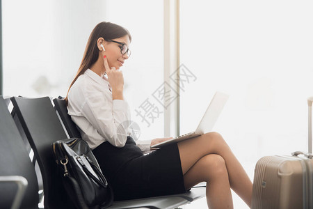 年轻的女总经理正在笔记本电脑上阅读电子邮件背景图片