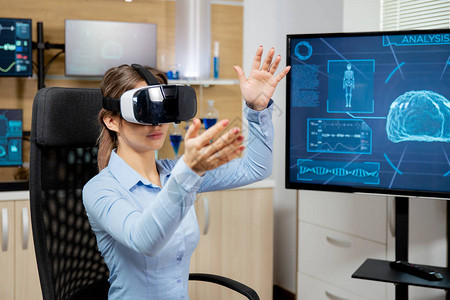 常住妇女在一个科学实验室探索虚拟现实现代图片