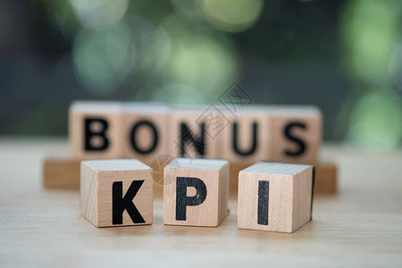 单词KPI中的字母块与奖金中的字母块图片