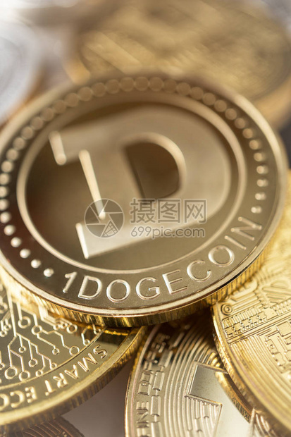 其它不同加密堆叠的Dogecoin物理硬币近距离照片图片