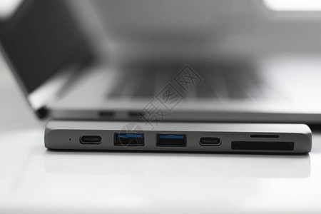 用于笔记本电脑的TypeC连接器下方的USB适配器具有多个不同端口的笔记本电脑多端口站转集线器转换器使用现代笔记本背景图片