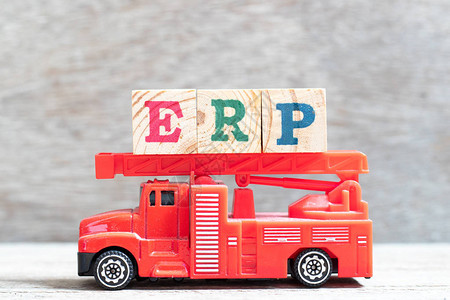 红色消防车在木材背景上用ERP简化企业资源规划图片