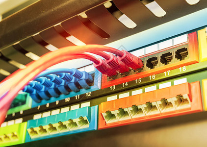 网络核心连接的网络电缆连图片