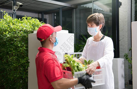 向收件人运送食品水果蔬菜和图片