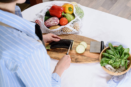 在木板上为穆萨卡切茄子在家烹饪概念在图片