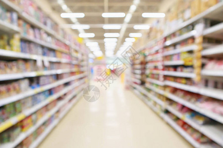 超级市折扣商店过道和产品货架内地脱分焦点的图片