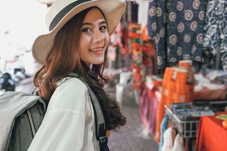 年轻的亚洲女旅行者在步行街旅行旅行图片