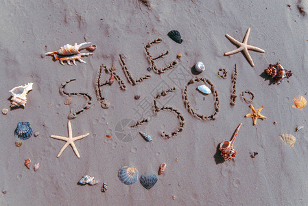 半成销售折扣概念在夏季前后的沙海背景图片