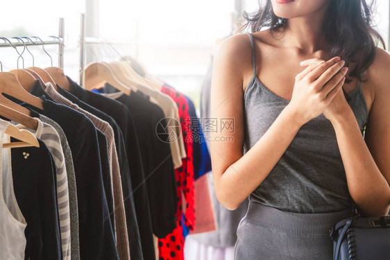 在商场零售服装店买衣服的漂亮女人图片