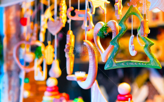 拉脱维亚冬季里加圣诞市场上的圣诞树木制玩具和装饰品AdventFair装饰和集市上的工艺品摊位欧洲城市的街头圣图片
