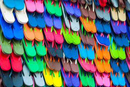 泰国曼谷周末市场销售的彩色拖鞋背景图片