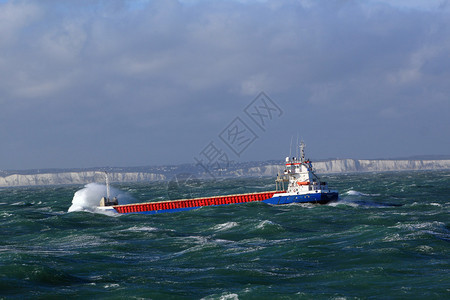 小船在北海的风暴中图片