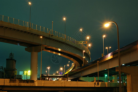 东京公路在日本夜间交叉路口的图片