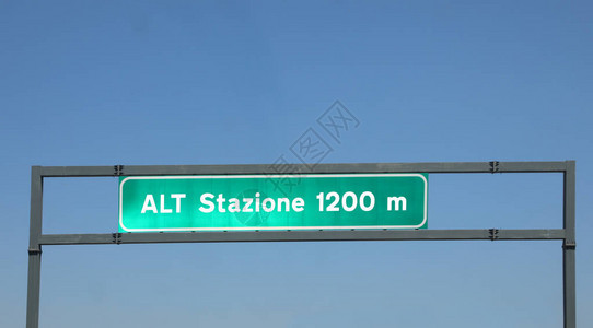 在高速公路尽头用意大利语写着1200米的ALTStatation图片