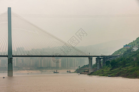 YangtzeRiver棕水上悬浮桥两座双塔中1座图片