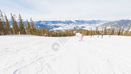 小女孩学习如何滑雪在图片