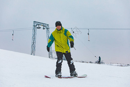 男子滑雪下山冬季运动时间图片