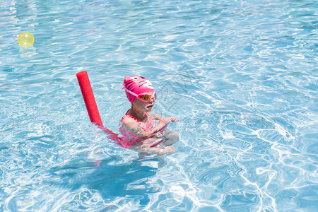 夏天在室外游泳池玩耍的小女孩图片