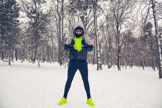 人类在雪地公园和寒冷图片