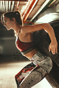 年轻肌肉女青年在车库的交叉图片