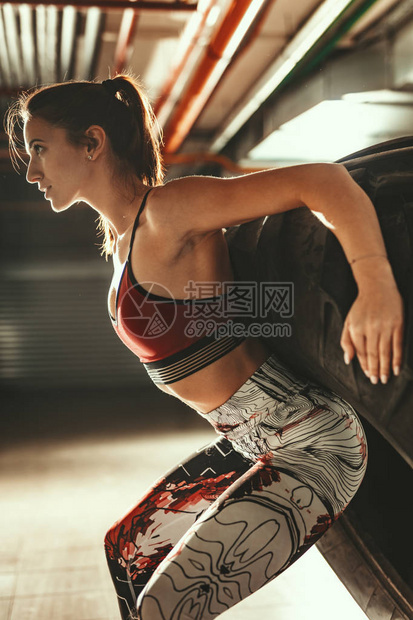 年轻肌肉女青年在车库的交叉图片