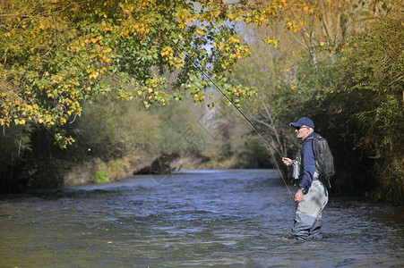 秋飞快河的渔夫图片