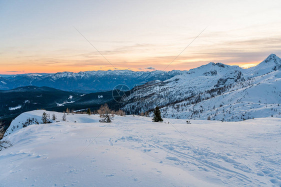 壮观的冬天山全景山在日落太阳在白雪皑的山脊和山峰后落山斯洛文图片