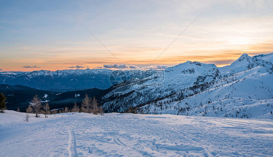 壮观的冬天山全景山在日落在白雪皑的山脊和山峰后落山斯洛文图片