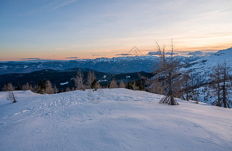 壮观的冬天山全景山在日落太阳在白雪皑的山脊和山峰后落山斯洛文图片