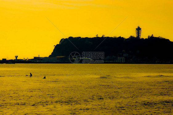 冲浪者和江之岛海蜡烛的剪影图片
