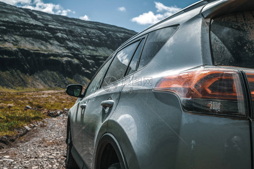 4WDSUV汽车在冰岛自然山区风景的碎石路上运行图片
