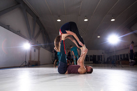 夫妇做杂技瑜伽体育练习瑜伽和杂技平衡和专注的一对男人和女人图片