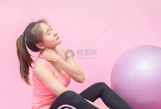 女已经很痛苦了白人女在健身房锻炼时颈部疼痛在体育俱乐部用球锻炼后图片